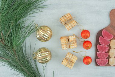 Noel topları, waffle ve ahşap tahtada tatlı marmelat. Yüksek kalite fotoğraf