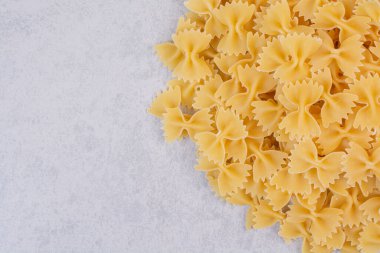 Beyaz arka planda çiğ farfalle makarna. Yüksek kalite fotoğraf