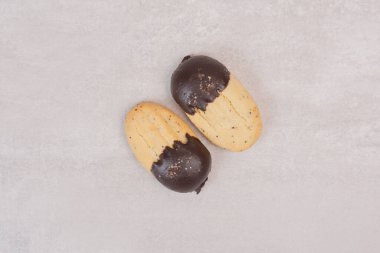 Beyaz yüzeyde çikolata sosuyla süslenmiş kurabiyeler. Yüksek kalite fotoğraf