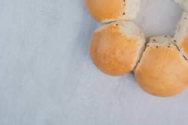 Mermer zemin üzerinde yuvarlak beyaz ekmek. Yüksek kalite fotoğraf