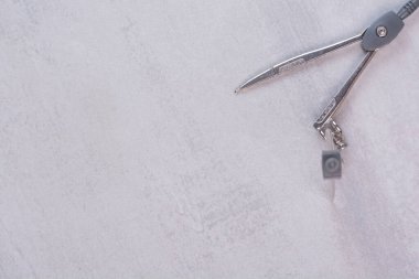 Beyaz arka planda bir çift geometri pusulası. Yüksek kalite fotoğraf