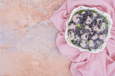 Kafkas yahnisi pişirildi ve beyaz bir kasede doğranmış otlarla servis edildi. Yüksek kalite fotoğraf