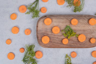 Tahta üzerinde havuç dilimleri. Yüksek kalite fotoğraf