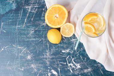 Mavi arka planda bir bardak limon. Yüksek kalite fotoğraf