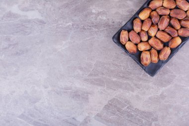 Mermerde siyah seramik tabakta tarihler. Yüksek kalite fotoğraf