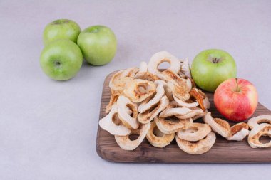Elmaları ahşap bir tabakta kurumuş elma dilimleri. Yüksek kalite fotoğraf