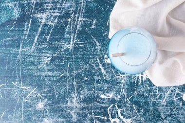 Mavi arka planda bir bardak içkili mavi köpük. Yüksek kalite fotoğraf