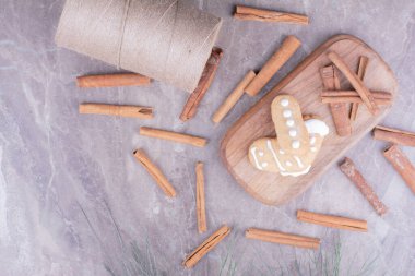 Mermerde tarçınlı zencefilli kurabiye var. Yüksek kalite fotoğraf