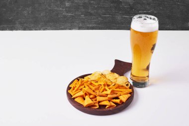 Bira ve abur cuburlar ahşap arka planda. en üstteki görünüm.