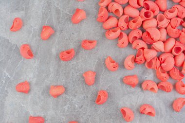 Kırmızı domates soslu pastalar mermer arka planda. Yüksek kalite fotoğraf