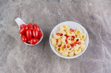 Mermerde kırmızı kiraz domatesli haşlanmış makarna. Yüksek kalite fotoğraf