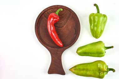 Ahşap tabakta kırmızı biber. Yüksek kalite fotoğraf