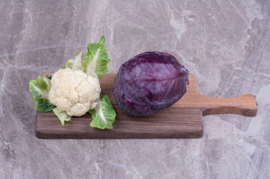 Mor lahana ve karnabahar mermer arka planda izole edilmiş. Yüksek kalite fotoğraf