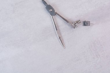 Beyaz arka planda bir çift geometri pusulası. Yüksek kalite fotoğraf