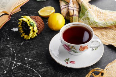 Krema süslemesi ve bir fincan çayla birlikte bir kek. Yüksek kalite fotoğraf