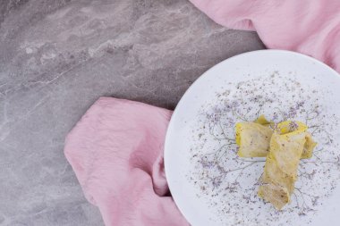 Beyaz bir tabakta bitki ve baharatla sarılmış Kafkas lahanası. Yüksek kalite fotoğraf