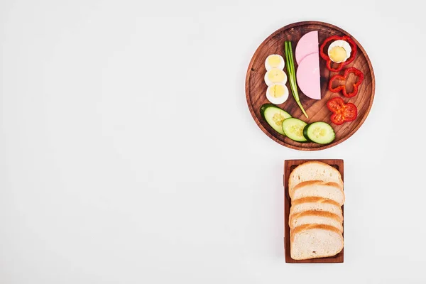 Gekochtes Wurst Grüne Zwiebeln Paprika Und Gurken Auf Einem Holzteller — Stockfoto