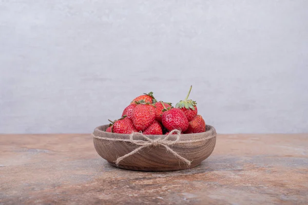 Frische Reife Rote Erdbeeren Einer Schüssel Auf Einem Hölzernen Hintergrund — Stockfoto