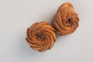 Beyaz arka planda reçelli lezzetli kekler. Yüksek kalite fotoğraf