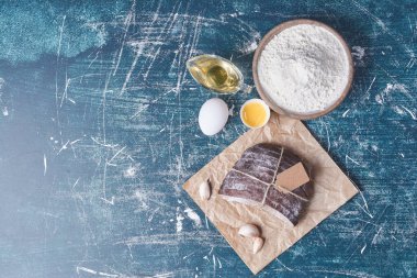 Mavi arka planda malzemeleri olan siyah ekmek. Yüksek kalite fotoğraf