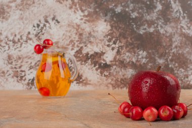 Vişne ve elmayla süslenmiş bir kavanoz meyve suyu. Yüksek kalite fotoğraf