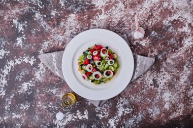 Beyaz tabakta zeytinyağıyla servis edilen sebze salatası. Yüksek kalite fotoğraf