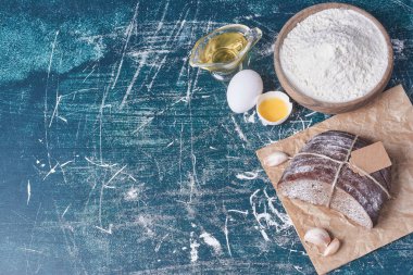 Mavi arka planda sarımsaklı ekmek dilimleri ve malzemeler. Yüksek kalite fotoğraf