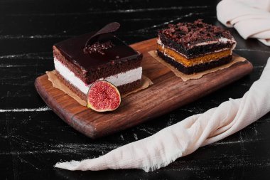 Tahta bir tahtanın üzerinde çikolatalı cheesecake dilimi. Yüksek kalite fotoğraf