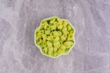 Mermerin üzerindeki seramik kasede pişmemiş pastalar. Yüksek kalite fotoğraf