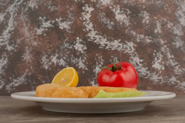 Domates, limon, beyaz tabakta tavuk nugget. Yüksek kalite fotoğraf