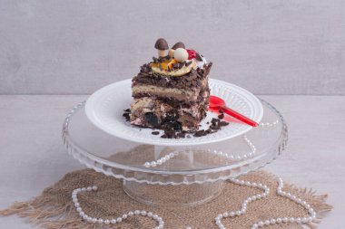 Beyaz tabakta incili bir dilim çikolatalı pasta. Yüksek kalite fotoğraf