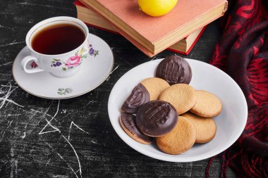 Bir fincan çayla lezzetli çikolatalı kurabiyeler. Yüksek kalite fotoğraf