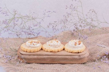 Tahta tabakta fıstık kremalı tereyağlı kurabiye. Yüksek kalite fotoğraf