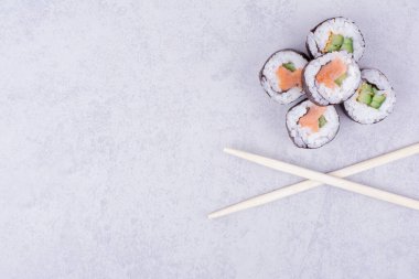 Sake maki sarmaları gri arka planda izole edilir. Yüksek kalite fotoğraf