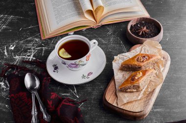 Kafkas Pakhlava 'sı ve bir fincan çay. Yüksek kalite fotoğraf