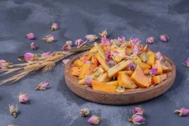 Mavi arka planda çiçekli dilimlenmiş meyve tabağı. Yüksek kalite fotoğraf