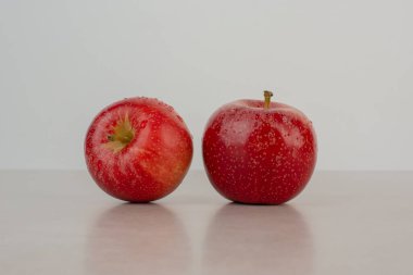 Mermer arka planda iki kırmızı elma. Yüksek kalite fotoğraf