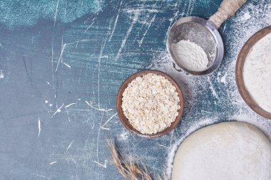 Hamur ve malzemeler mavi arka planda. Yüksek kalite fotoğraf