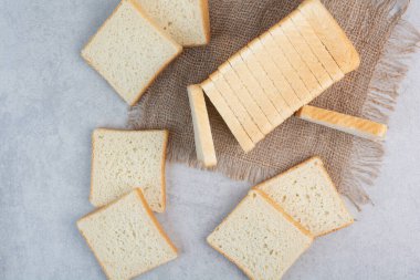 Çuval bezinde taze ekmek dilimleri. Yüksek kalite fotoğraf