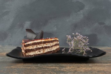 Tabakta lezzetli pasta, mermer arka planda çiçek. Yüksek kalite fotoğraf