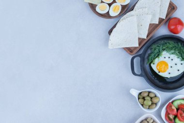 Omletli tava ve haşlanmış yumurta, peynir, domates, beyaz arka planda mantar. Yüksek kalite fotoğraf