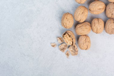 Mavi arka planda ceviz ve ceviz taneleri. Yüksek kalite fotoğraf