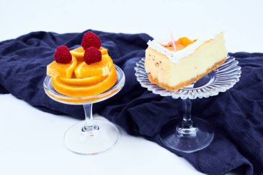 Meyve salatalı bir dilim cheesecake. Yüksek kalite fotoğraf