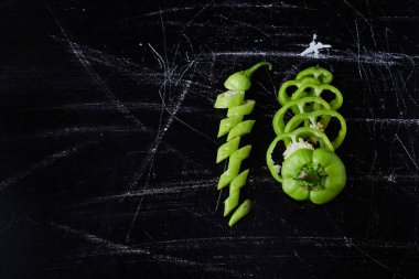 Siyah arka planda yeşil biber. Yüksek kalite fotoğraf