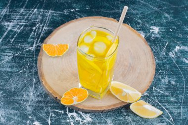 Mermer yüzeyinde limon dilimleri olan bir bardak limonata. Yüksek kalite fotoğraf