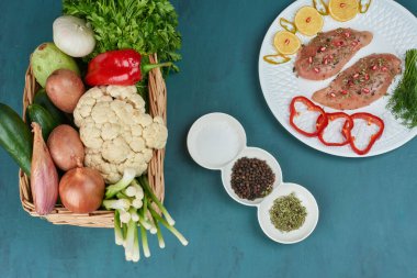 Etrafında sebzeler olan beyaz bir tabakta baharatlı tavuk göğsü. Yüksek kalite fotoğraf