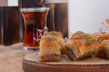 Bir bardak çay ve mermer masada geleneksel şam fıstığı baklavası. Yüksek kalite fotoğraf