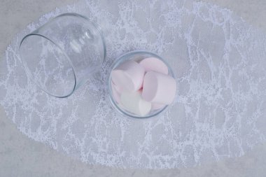 Cam kavanozdaki şekerlemelerin en üst görüntüsü. Yüksek kalite fotoğraf