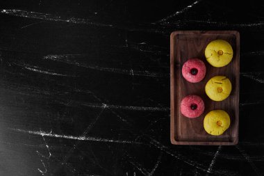 Siyah arkaplandaki tahtadan tatlılar