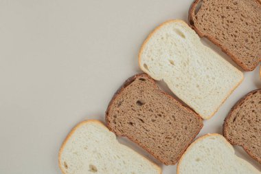 Beyaz arka planda dilimlenmiş taze beyaz ve kahverengi ekmek. Yüksek kalite fotoğraf